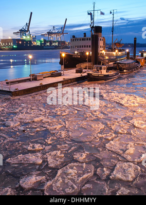 Gefrorene Elbe River am Hafenmuseum Övelgönne am Abend, Hanse Stadt Hamburg, Deutschland, Europa Stockfoto