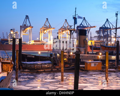 Gefrorene Elbe River am Hafenmuseum Övelgönne am Abend, Hanse Stadt Hamburg, Deutschland, Europa Stockfoto