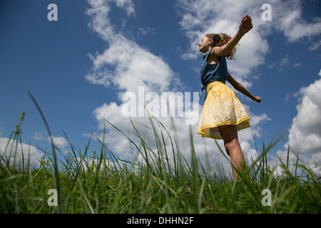 Teenager-Mädchen mit ausgestreckten im Feld stehen Stockfoto