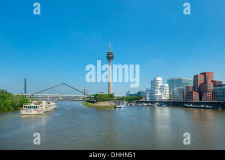 Blick auf die Neuer Zollhof mit Gehry-Bauten, Medien-Hafen, Düsseldorf, NRW, Deutschland, Europa Stockfoto