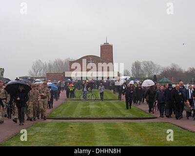 LYTHAM ST ANNES, UK 11. November 2013. Trauergäste verlassen Beerdigung von 99 Jahre Alter WWII Veteran Harold Jellicoe Percival bei der Lytham Park Friedhof Credit: Sue Burton/Alamy Live News Stockfoto