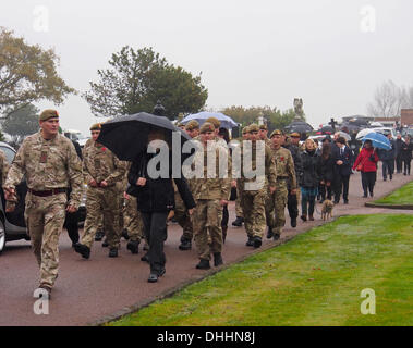 LYTHAM ST ANNES, UK 11. November 2013. Trauergäste verlassen Beerdigung von 99 Jahre Alter WWII Veteran Harold Jellicoe Percival bei der Lytham Park Friedhof Credit: Sue Burton/Alamy Live News Stockfoto