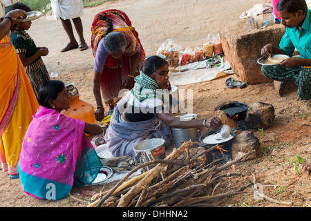 Indische Frau Kochen Dosa für Menschen auf der Straße in einem indischen Dorf. Andhra Pradesh, Indien Stockfoto