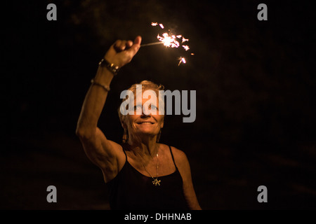 Porträt der Frau mit Wunderkerze am Independence Day, Destin, Florida, USA Stockfoto