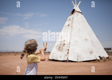 Junge mit dem Ziel Schleuder im Tipi, Indianer-Reservat, USA Stockfoto