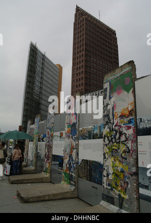 Grauen Himmel Porträt, Wolkenkratzer, Berliner Mauer Graffiti Segmente stehen vorne Eberstrasse, Bahnhof Potsdamer Platz Berlin Stockfoto