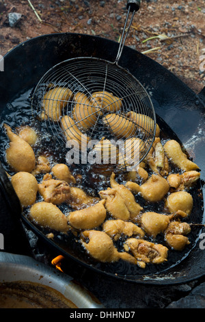 Frittierte angeschlagenen Chili Kochen auf der Straße in einem indischen Dorf. Andhra Pradesh, Indien Stockfoto