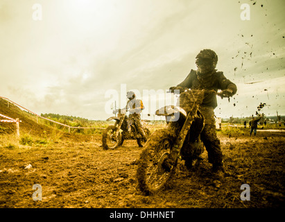 Zwei jungen Rennmaschinen im motocross Stockfoto