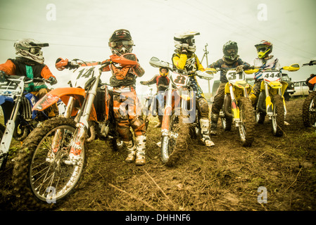 Gruppe von jungen auf Motorrädern im motocross Stockfoto