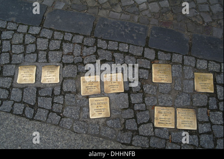 Neun Messing Stolpersteine zum Gedenken an Holocaust-Opfer in Pflaster Pflastersteine, großen Hamburger Straße, Berlin, Deutschland Stockfoto