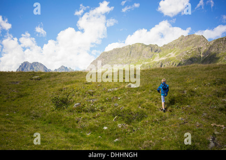 Junge zu Fuß bis Bergen, Tirol, Österreich Stockfoto