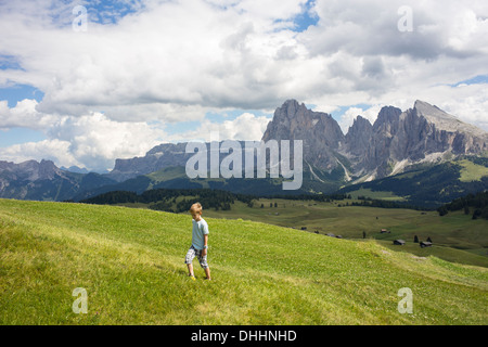 Junge zu Fuß bergauf, Alto Alige, Südtirol, Italien Stockfoto