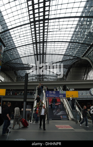 Porträt Leute stehen zu Fuß innen Berlin Hauptbahnhof am Europaplatz Eingang, Berlin, Deutschland Stockfoto