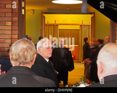 LYTHAM ST ANNES, UK 11. November 2013.Awaiting den Sarg des 99 Jahre alten WWII-Krieg-Veteran Harold Jellicoe Percival im Lytham Park Cemetery. Bildnachweis: Sue Burton/Alamy Live-Nachrichten Stockfoto