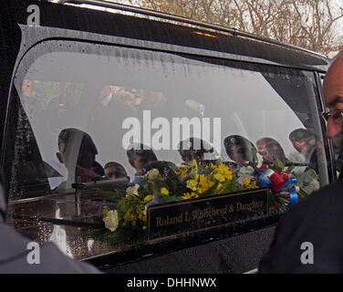 LYTHAM ST ANNES, UK 11. November 2013. Sarg kommt bei der Beerdigung von 99 Jahre alten WWII-Krieg-Veteran Harold Jellicoe Percival im Lytham Park Cemetery in Leichenwagen. Bildnachweis: Sue Burton/Alamy Live-Nachrichten Stockfoto