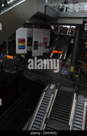 Innere Porträt Menschen, Rolltreppen, verschiedene Bühnenebenen, Europaplatz Eingang, Berlin Hauptbahnhof, Berlin Stockfoto