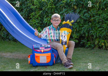 Junge hält einen Schultuete, ein Papier-Membran mit Leckereien für den ersten Schultag, Hessen, Deutschland Stockfoto