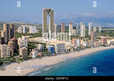 Playa de Poniente Strand mit Intempo Wolkenkratzer oder Benidorm Edificio Intempo, Benidorm, Provinz Alicante, Spanien Stockfoto