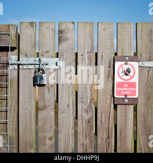 Einem verschlossenen Holztor kein Zugang im Voraus Stockfoto