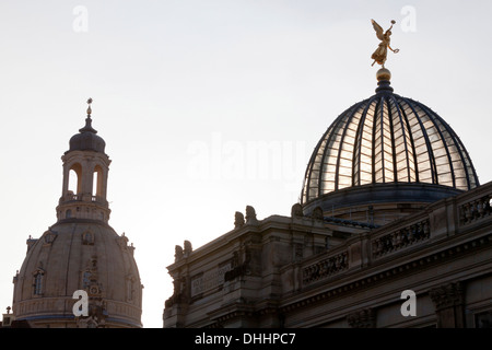 Silhouette der Frauenkirche und die Glaskuppel der Akademie der bildenden Künste, Dresden, Sachsen, Deutschland Stockfoto