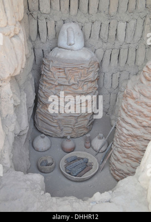 Wari-Gräber in der Huaca Pucllana archäologischen Stätte, Miraflores, Lima Stockfoto