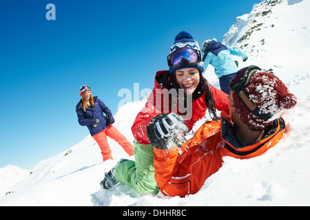 Freunde spielen kämpfen im Schnee, Kühtai, Österreich Stockfoto