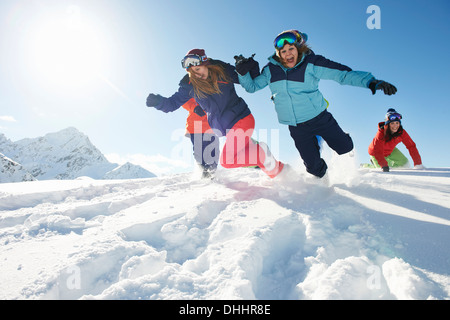 Freunde, die laufen im Schnee, Kühtai, Österreich Stockfoto