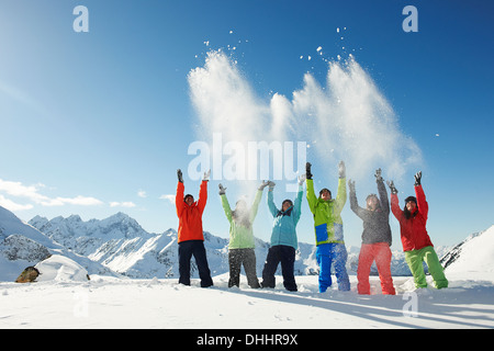 Freunde werfen Schnee mitten in der Luft, Kühtai, Österreich Stockfoto