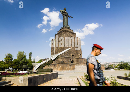 Armenische Soldaten geht vorbei an der großen Mutter Armenien Statue und Militärmuseum im Park des Sieges, Eriwan, Armenien Stockfoto