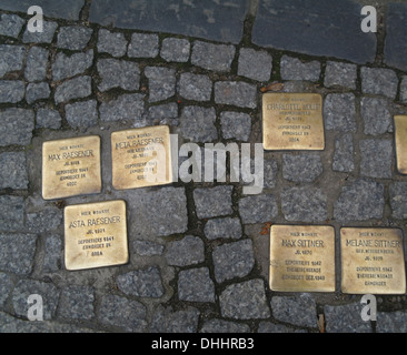 Sechs Messing Stolpersteine zum Gedenken an Holocaust-Opfer in Pflaster Pflastersteine, großen Hamburger Straße, Berlin, Deutschland Stockfoto