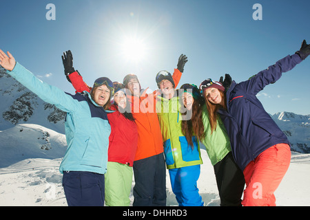 Freunde lächelnd mit Arme heben, Kühtai, Österreich Stockfoto