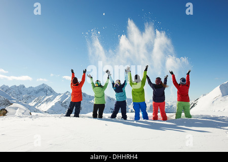 Freunde werfen Schnee mitten in der Luft, Kühtai, Österreich Stockfoto