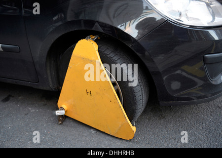 Wegfahrsperre, Rad-Klemme auf dem Rad eines Autos geparkt in einer verbotenen Parkzone, England, Vereinigtes Königreich Stockfoto