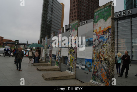 Grauen Himmel Blick auf Glas-Wolkenkratzer, erfolgte heute Segmente Berliner Mauer vor Bahnhof Potsdamer Platz, Eberstrasse, Berlin Stockfoto