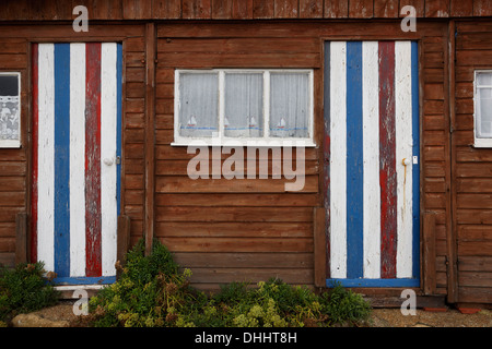 Eine alte verwitterte Strandhütte am steilen Hügel Cove auf der Isle Of Wight Stockfoto