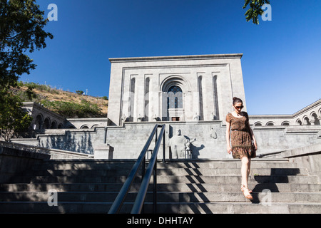 Junge Frau neben dem Matenadaran Manuskript Museum. Yerevan, Armenien Stockfoto