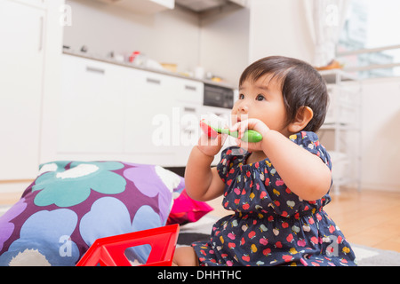 Babymädchen spielen auf Etage Stockfoto