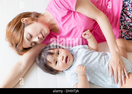 Mutter und Kind am Boden liegend Stockfoto