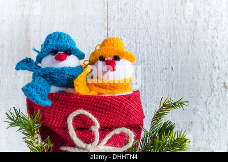 Plüsch weichen Schneemänner auf weißem Holz Hintergrund Stockfoto