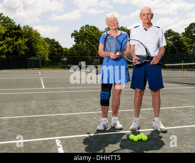 Älteres Paar auf Tennisplatz Stockfoto