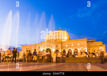 Singende Brunnen. Wasser, Licht und Ton-Show vor der National Art Gallery am Platz Republik, Eriwan, Armenien Stockfoto