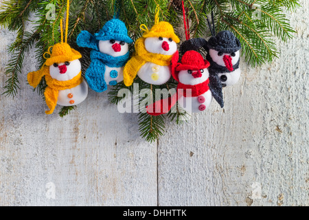 Familie Plüsch Schneemänner auf weißem Holz Hintergrund Stockfoto