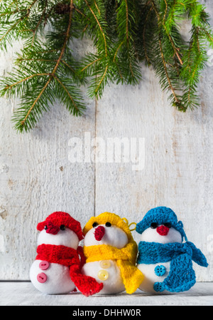 Plüsch weichen Schneemänner auf weißem Holz Hintergrund Stockfoto