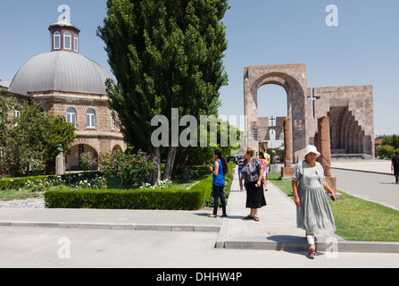 Menschen neben Gevorkian-Seminar, das Tor von Saint Gregory und 2001 Papstbesuch Monument´s Open-Air-Altar. Stockfoto