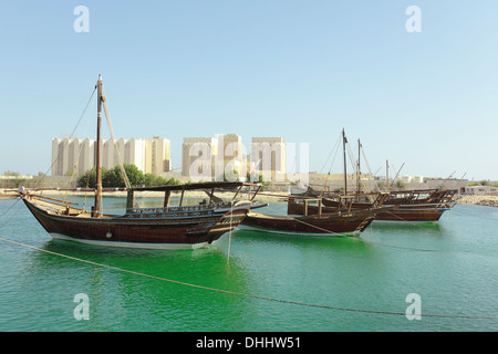 Dhaus ankern aus Museumspark in Doha, Katar, Zentralarabien mit einigen der Gebäude aus der kommerziellen Hafen hinter Stockfoto