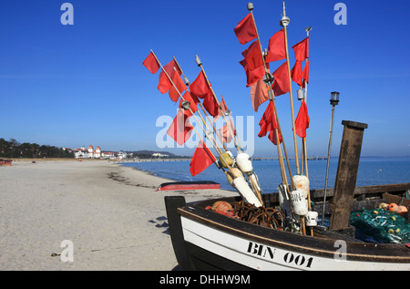 Angelboot/Fischerboot am Strand am Meer Resort Binz, Rügen, Mecklenburg Western Pomerania, Deutschland, Europa Stockfoto