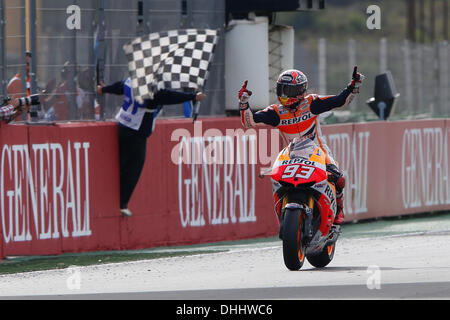 Valencia, Spanien GP Generali De La Comunitat Valenciana Moto GP Rennen. 10. November 2013. Marc Marquez (Spanier Repsol Honda Team HONDA) feiert am Rennende Credit: Action Plus Sport/Alamy Live News Stockfoto