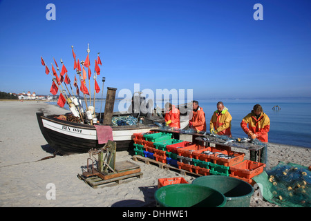 Fischer mit ihrem Fang und Fischerboot am Strand am Meer Hotel Binz, Rügen, Mecklenburg-Vorpommern Stockfoto