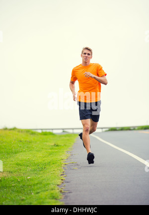 Sportlicher Mann außerhalb, Training im freien laufen. Joggen auf der Straße Stockfoto