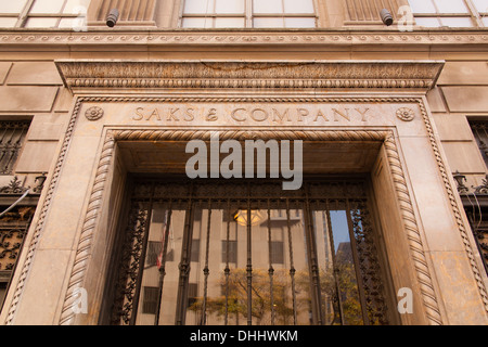 Eingang zum Saks & Firma Kaufhaus, Fifth Avenue, Manhattan, New York City, Vereinigte Staaten von Amerika. Stockfoto